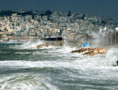 Καρέ καρέ η ανέλκυση βάρκας που βυθίστηκε στο λιμάνι της Ναυπάκτου (βίντεο)